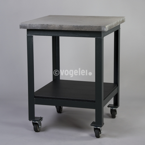 Tisch mit Betonplatte, Unterbau Stahl, 4 Rollen